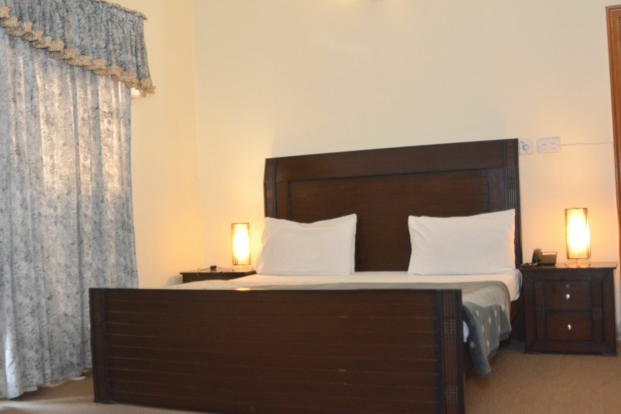 Delano Guest House Islamabad Esterno foto